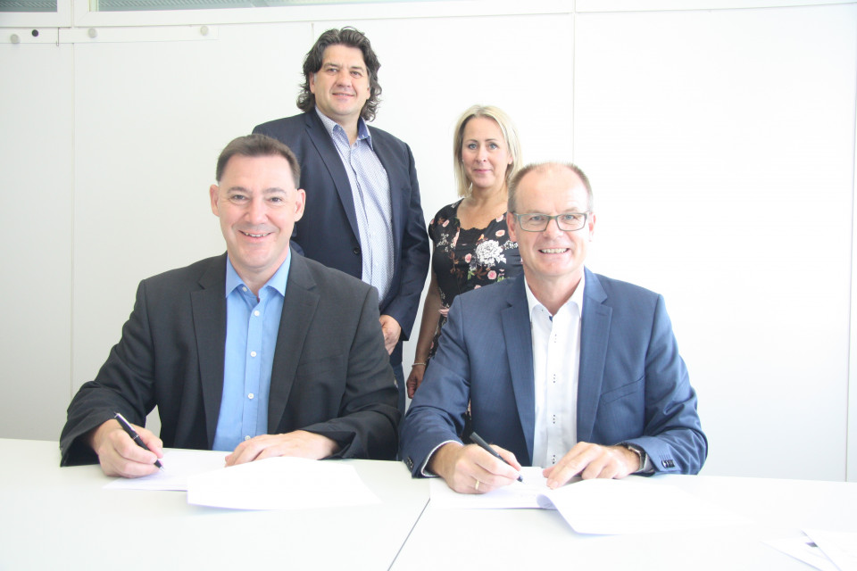 Unser Bild zeigt die Fraktionsvorsitzenden Christof Reichert und Alexander Fuhr mit Landrätin Dr. Susanne Ganster und dem 1. Kreisbeigeordneten Peter Spitzer bei der Unterzeichnung des Koalitionsvertrages.